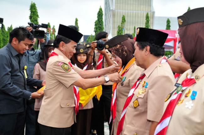 Gubri dan Wagubri Serahkan Penghargaan Hari Pramuka Ke-53 Th 2014