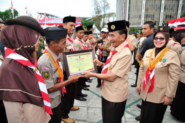Gubri dan Wagubri Serahkan Penghargaan Hari Pramuka Ke-53 Th 2014