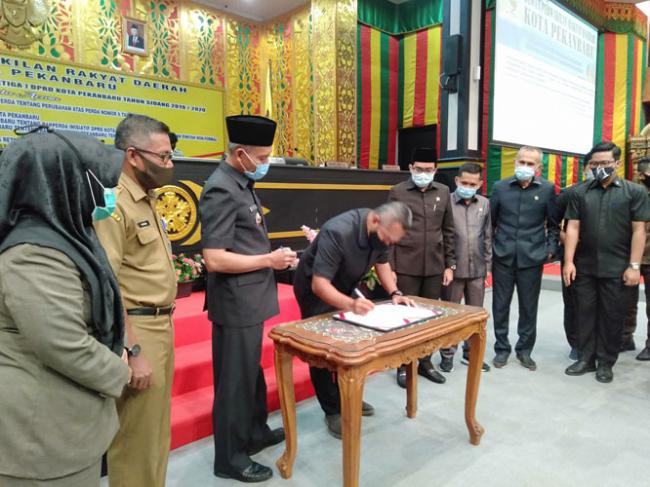 Wakil Walikota dan DPRD Kota Pekanbaru Sahkan Perda Pembentukan dan Susunan Perangkat Daerah Kota Pekanbaru