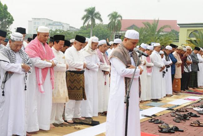 Wagubri Beserta Isteri dan Keluarga Sholat Ied di Masjid Annur