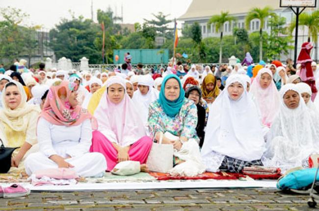 Wagubri Beserta Isteri dan Keluarga Sholat Ied di Masjid Annur