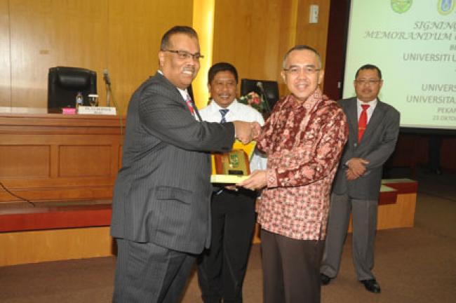 Pemprov Riau Fasilitasi MoU Univ. Utara Malaysia, Univ. Riau dan Univ. Islam Riau