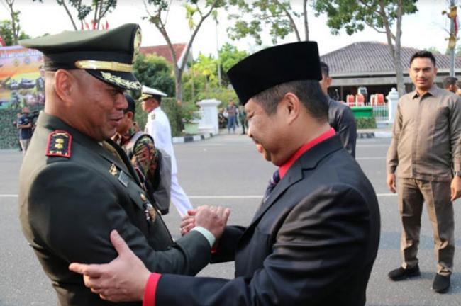 Bupati Amril Mukminin Hadiri Upacara Parade Defile HUT TNI Ke-74