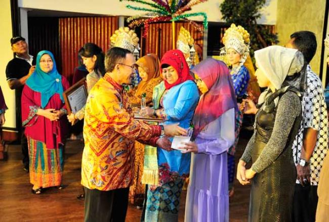ASS III Serahkan Anugerah Baiduri