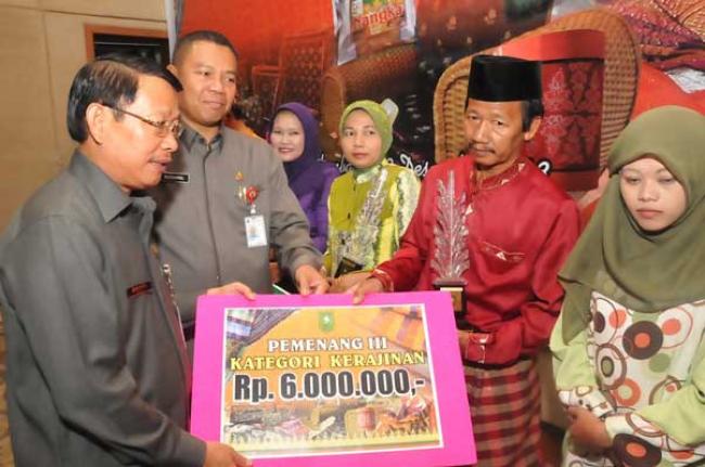Penghargaan Adikriya Dan Primaniyarta Prov Riau 2013