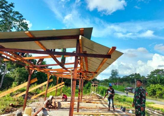 Satgas Yonif 126/KC Bersama Warga Bangun Pasar Tradisional