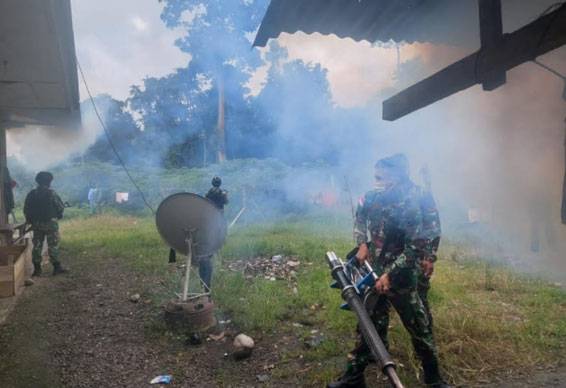 Cegah Penyakit Malaria, Satgas Yonif 126/KC Laksanakan Fogging ke Rumah-Rumah Warga Perbatasan