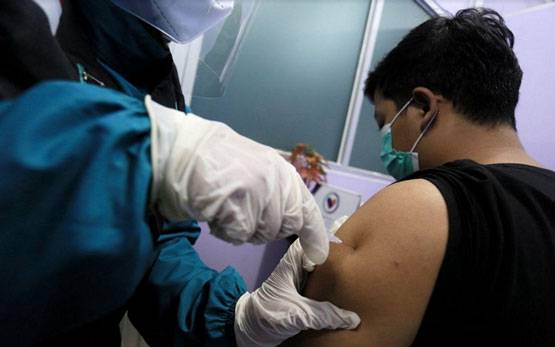 Hingga Malam, Polsek dan Nakes Tebingtinggi Barat Layani Vaksinasi Terapung Bagi Warga KAT