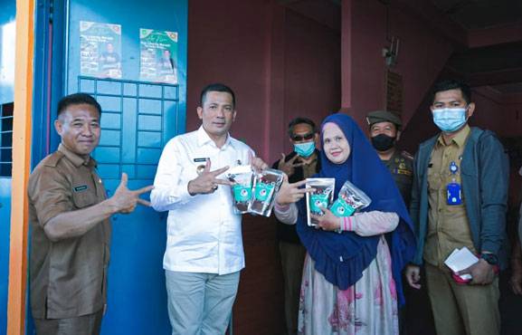 Berikan Kopi Liberika Gratis Pada 10 Warung, Bupati HM Adil: Mari Kembangkan Produk Lokal