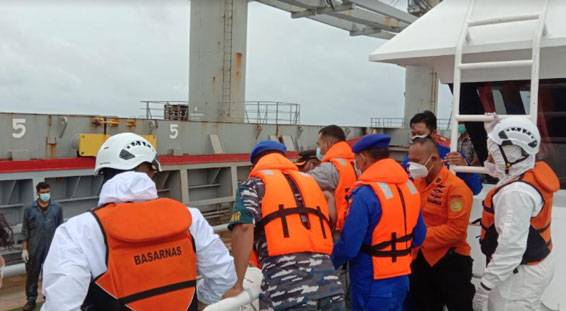 Bakamla RI Beri Bantuan Medis ABK Kapal AS Positif Covid-19 di Perairan Natuna