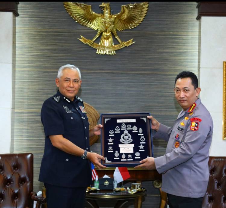 Dikunjungi Kepala Kepolisian Malaysia, Kapolri Jenderal Listyo Sigit Bahas PMI Ilegal Hingga Penanganan Covid-19