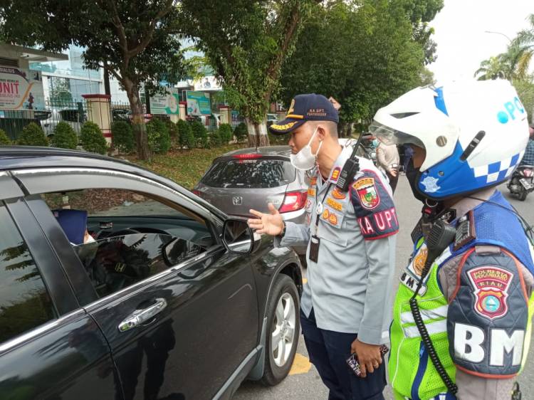 Dishub Pekanbaru Bersama Satlantas Tertibkan Parkir Liar di Sekitaran RSUD Arifin Achmad