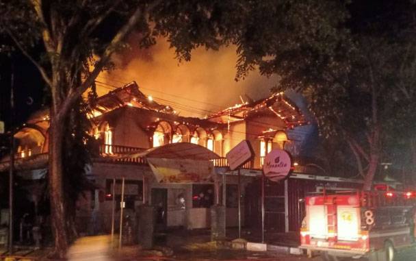 Kebakaran Hanguskan Kafe Menantea di Jalan Sumatera Pekanbaru