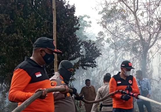 Tinjau Karlahut Desa Bokor, Bupati: Jangan Pulang Sebelum Padam