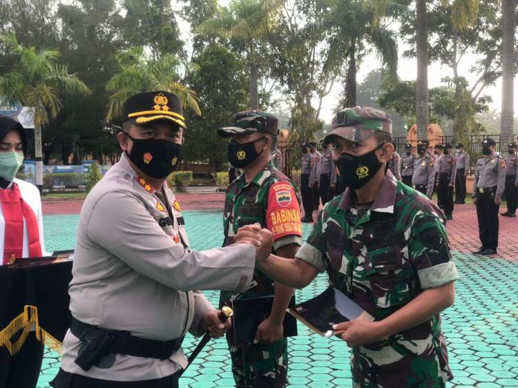 Kapolres Siak Berikan Penghargaan ke Bhabinkamtibmas dan Babinsa yang Rajin Sosialisasikan Vaksin Covid-19 ke Masyarakat