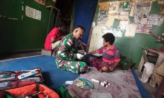 Tanggap Malaria, Satgas Yonif 126/KC Bantu Mengobati Masyarakat Yang Sakit Malaria Di Wilayah Perbatasan RI-PNG