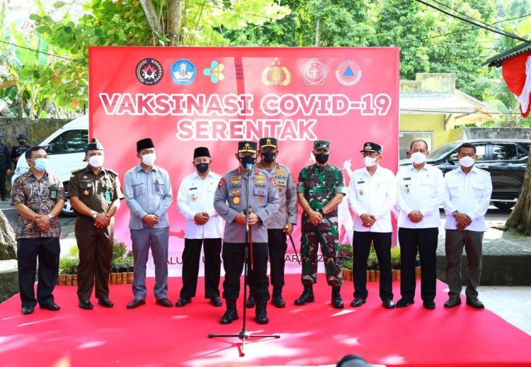 Tinjau Vaksinasi se-Indonesia, Kapolri Jenderal Listyo Saksikan Gubernur Maluku Utara Divaksin