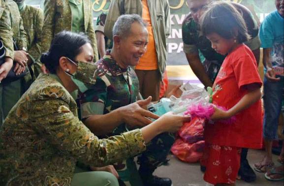 Pangdam XVI/Pattimura beserta Ibu Persit Berikan Bantuan Kemanusiaan