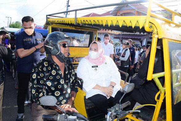 Gunakan Becak Motor, Forkopimda dan Masyarakat Bengkalis antar-pamit Kapolres Bengkalis hingga Pelabuhan