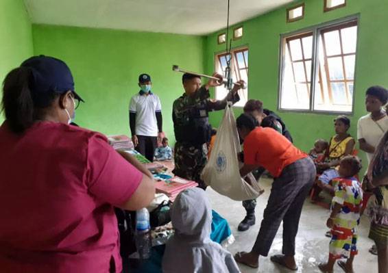 Anak-Anak Sehat dan Kuat, Satgas Yonif 126/KC Gandeng Puskesmas Model Laksanakan Pelayanan Posyandu