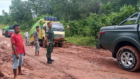 Berkat Kepedulian Sang Jenderal, Truck Warga Berhasil Keluar dari Jebakan Lumpur