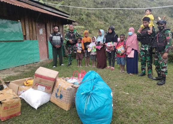 Berbagi Kasih Dengan Warga Binaan, Satgas Kodim Yalimo Yonif RK 751/VJS Beri Bantuan Sembako, Pakaian Layak Pakai dan Tas Sekolah