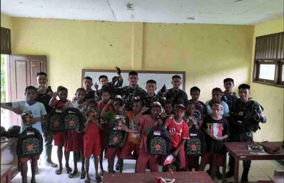 Kembali Satgas Yonif 126/KC Bagikan Perlengkapan Sekolah Kepada Anak-Anak Wilayah Perbatasan RI-PNG