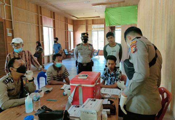 Polres Meranti Gelar Vaksinasi Massal di Desa Lukun