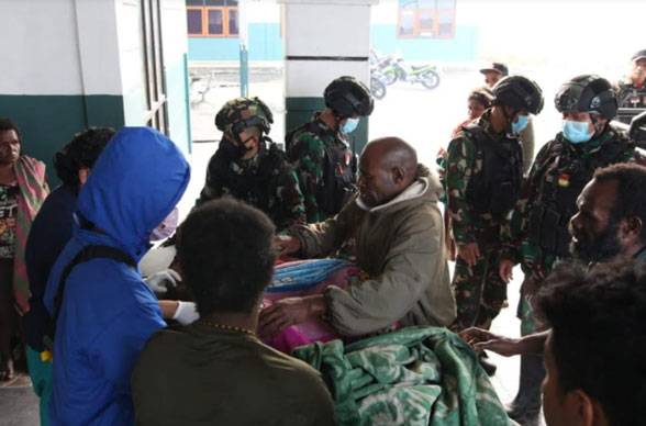 Atasi Kesulitan Masyarakat, Satgas Kodim Yonif Raider 613/Rja Evakuasi Ibu Melahirkan