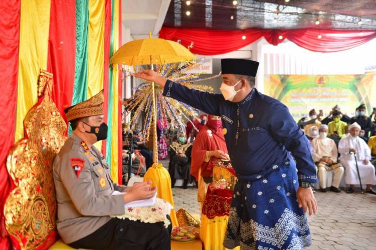 Forum Komunikasi Pemuka Masyarakat Riau Gelar Tradisi Tepuk Tepung Tawar kepada Kapolda Riau Irjen Muhammad Iqbal