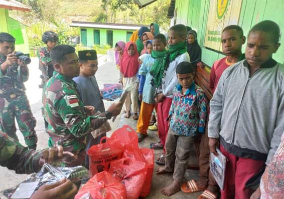 Berbagi Kasih Kepada Para Santri, Satgas Kodim Yonif RK 751/VJS Bagikan Baju Koko dan Mukena