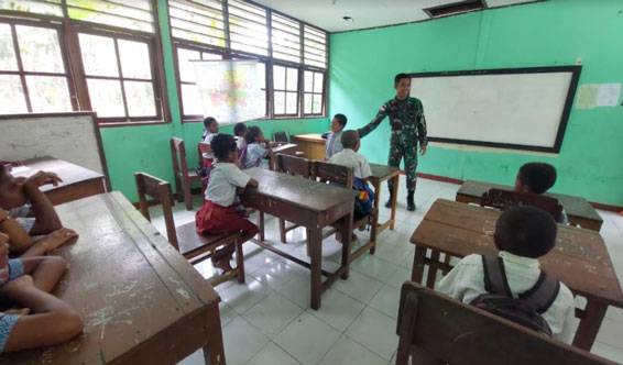 Terbatasnya Tenaga Pengajar, Satgas Yonif 126/KC Jadi Guru di Perbatasan