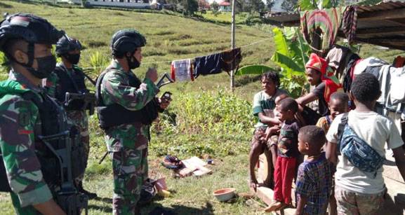 Perkuat Tali Silaturahmi, Satgas Kodim Yalimo Yonif RK 751/VJS Anjangsana Temui Para Tokoh di Wilayah Binaan