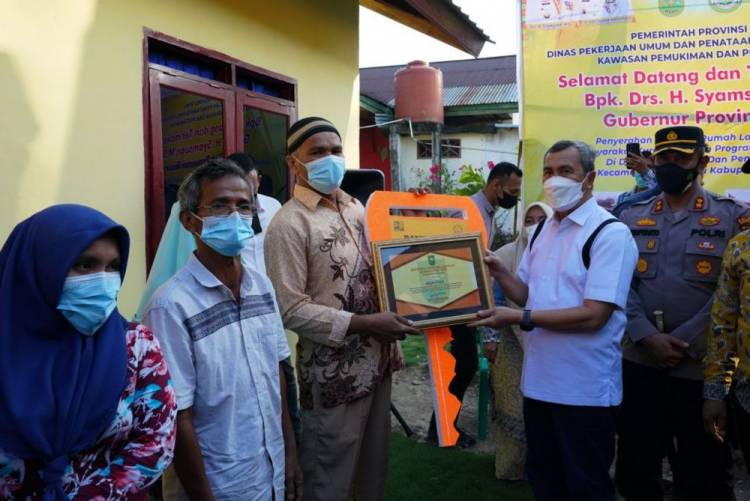 Gubernur Riau Syamsuar Serahkan Bantuan 12 Rumah Layak Huni Untuk Warga Kurang Mampu di Rohul