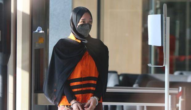 Hindari Jepretan, Nur Afifah Balkis Tutupi Rompi Tahanan KPK dengan Kerudung