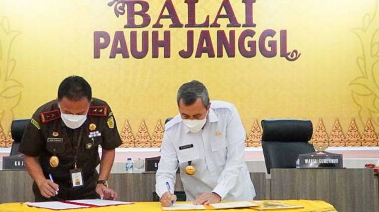 Gubernur Riau Syamsuar dan Kajati Teken MoU Soal Bantuan Hukum