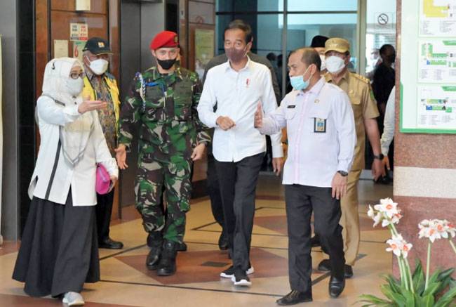 Kunker ke Riau, Jokowi Kunjungi Pasar Bawah Pekanbaru dan RSUD Arifin Ahmad