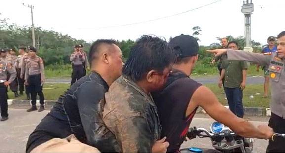 Bentrok Berdarah Antara Warga Vs Security PT DSI di Dayun Siak, Empat Luka Parah