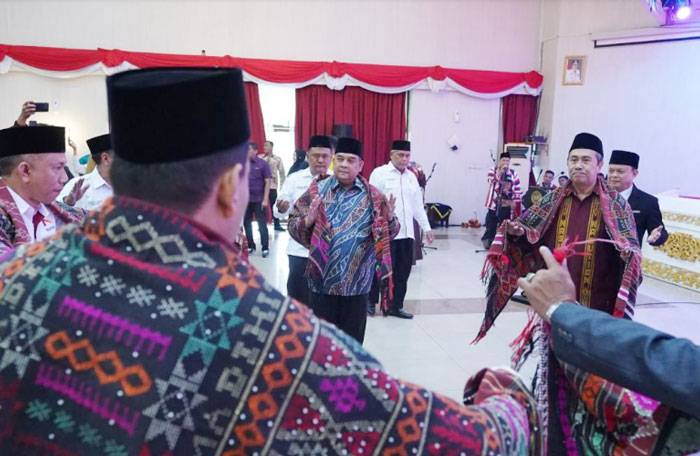 Gubernur Syamsuar dan Wagub Edy Natar Kompak Manortor