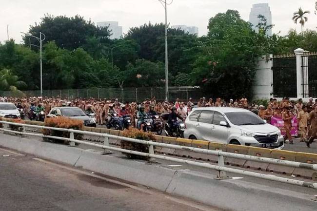 Ratusan Kades Demo di DPR, Tuntut Masa Jabatan 9 Tahun