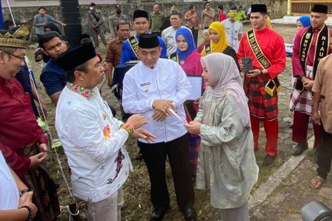 Syamsuar Serahkan Kunci Rumah Tinggi Kerajaan Indragiri kepada Ahli Waris