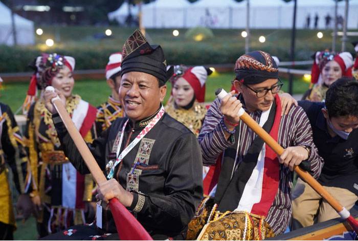 Pacu Jalur dan Randai Kuansing Guncang TMII