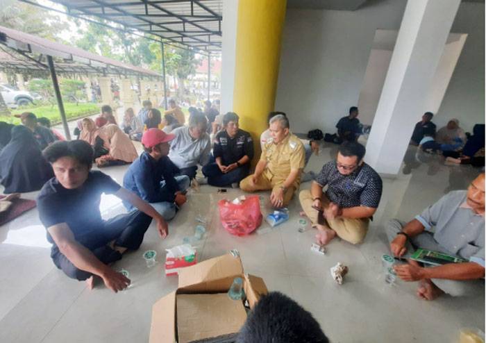 Terima Aspirasi, Kamsol Ikut Makan Nasi Bungkus Bersama Warga