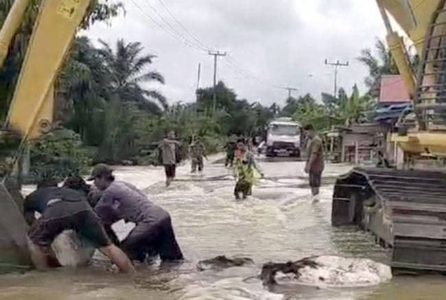 Alat Berat Dinas PUPR Riau Dikerahkan Tangani Banjir di Inhu