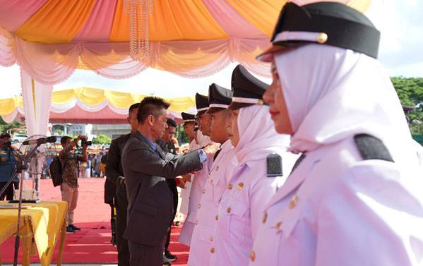 Lantik Penjabat Kepenghuluan, Bupati Rohil: Perangkat Desa Tidak Boleh Sombong