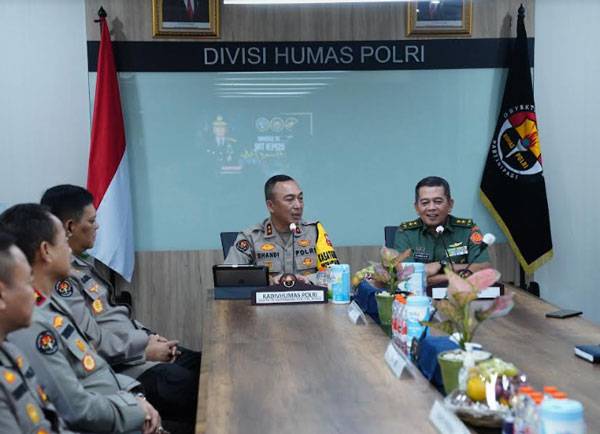 Kapuspen TNI Kunjungi Divisi Humas Polri Perkuat Sinergitas