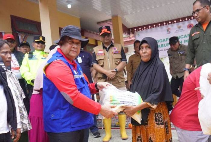 10 Ton Beras untuk Masyarakat Terdampak Banjir Pelalawan