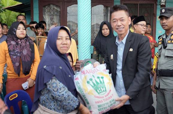 Kunjungi Warga Terdampak Banjir di Jalan Siak, Bupati Rohil Bagikan Ratusan Paket Sembako