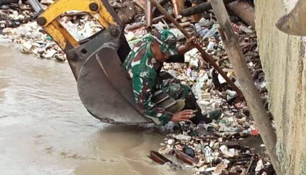 TNI Turut Aktif Dalam Upaya Penanganan Bencana Banjir Provinsi Jambi