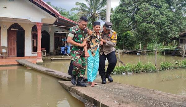 Semangat dan Ketulusan TNI Bantu Korban Banjir di Rokan Hulu, Riau